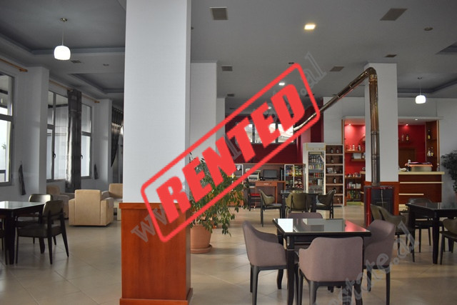 Ambient me qera ne rrugen Pasho Hysa ne Tirane

Ndodhet ne katin e pare te nje vile dy kateshe.
